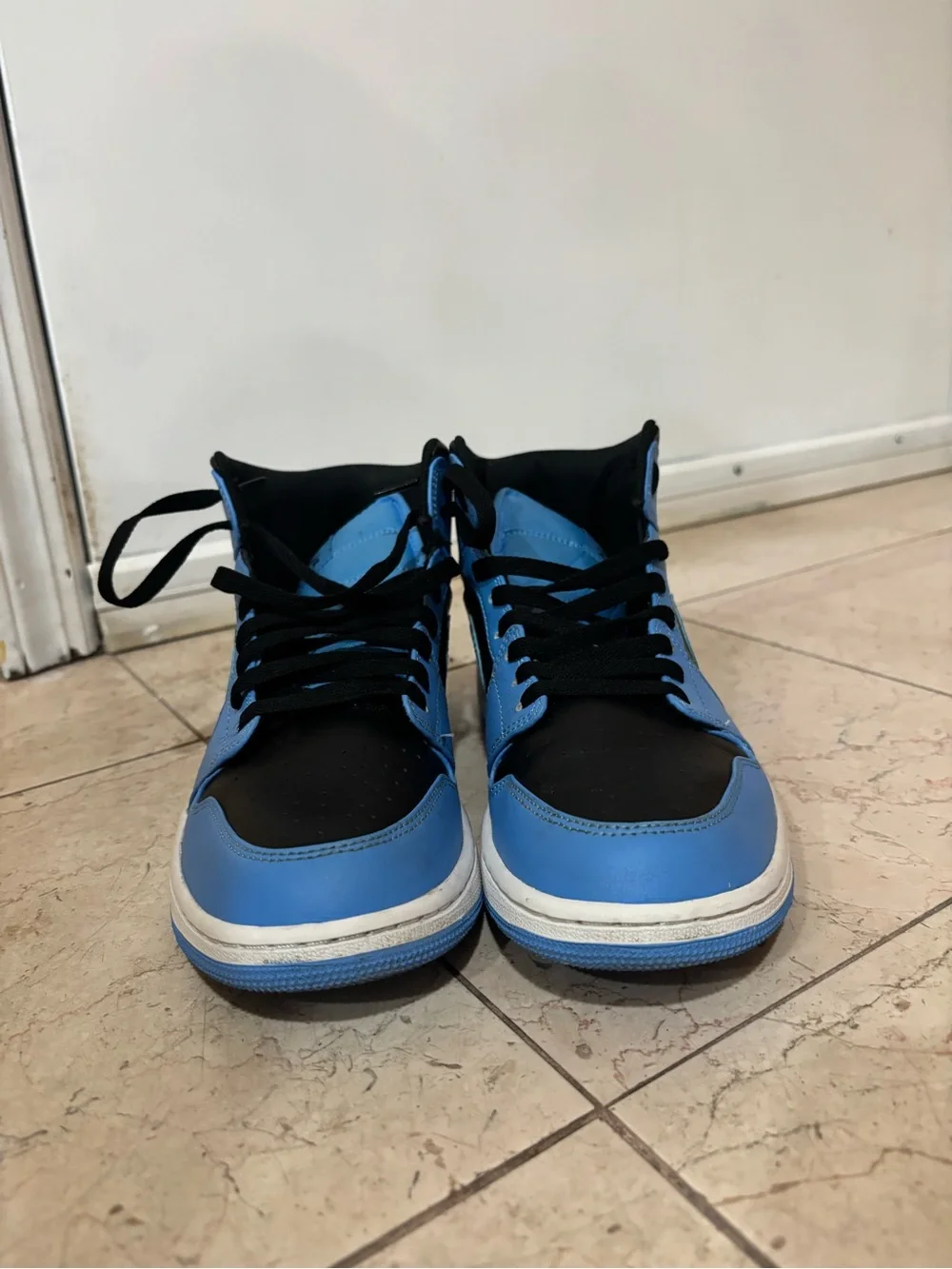 Jordan sneaker in Black and Light Blue